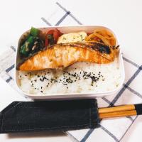 今日のお弁当 Apr.13

シャケ弁

焼鮭
小松菜ツナ和え物
ネギ入り卵焼き
切り干し大根煮
ピーマンポン酢